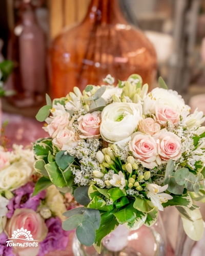 Bouquet de mariée aux roses poudrées et ranunculus, présenté au salon du mariage de Charleroi 2026.